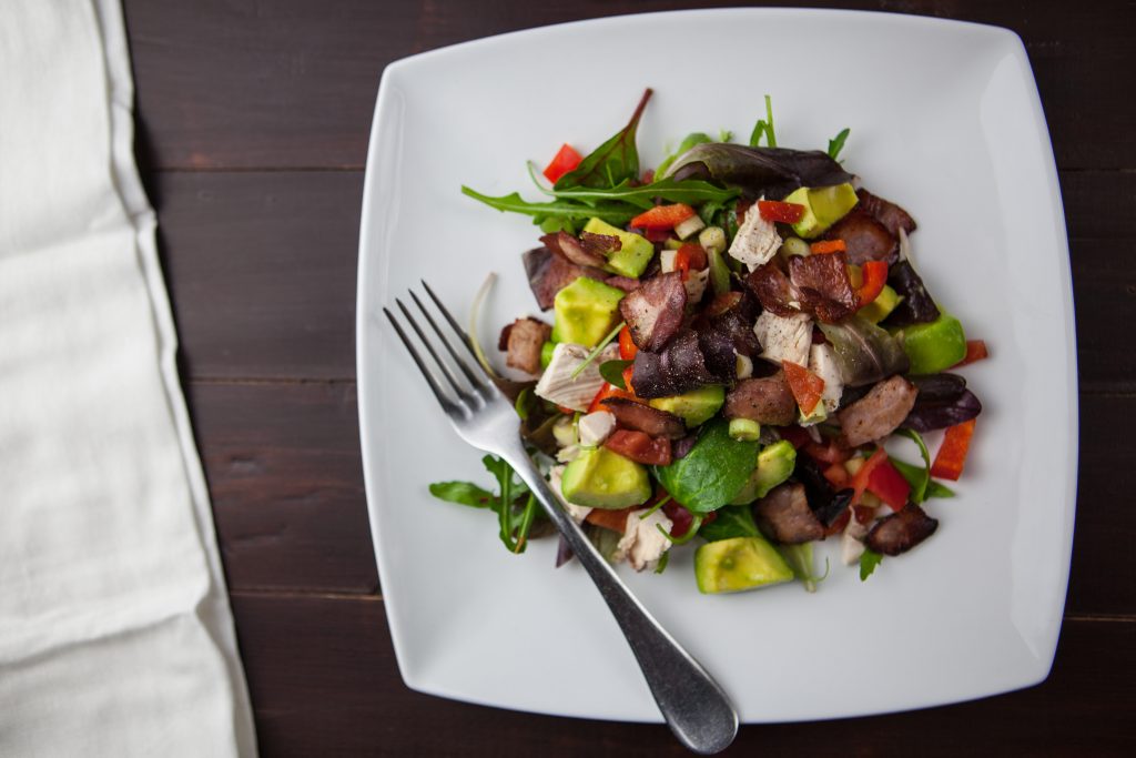 Bacon en avocado salade