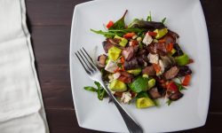 Bacon en avocado salade