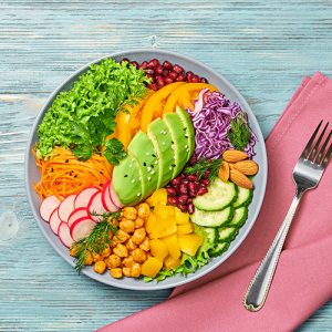 Buddha bowl salade met avocado, tomato, sla, komkommer,